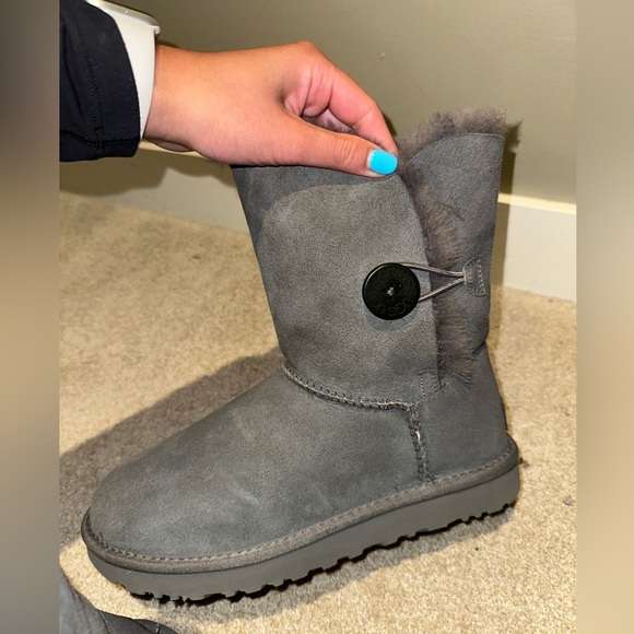 GREY UGGS SIZE 8 - Picture 3 of 4